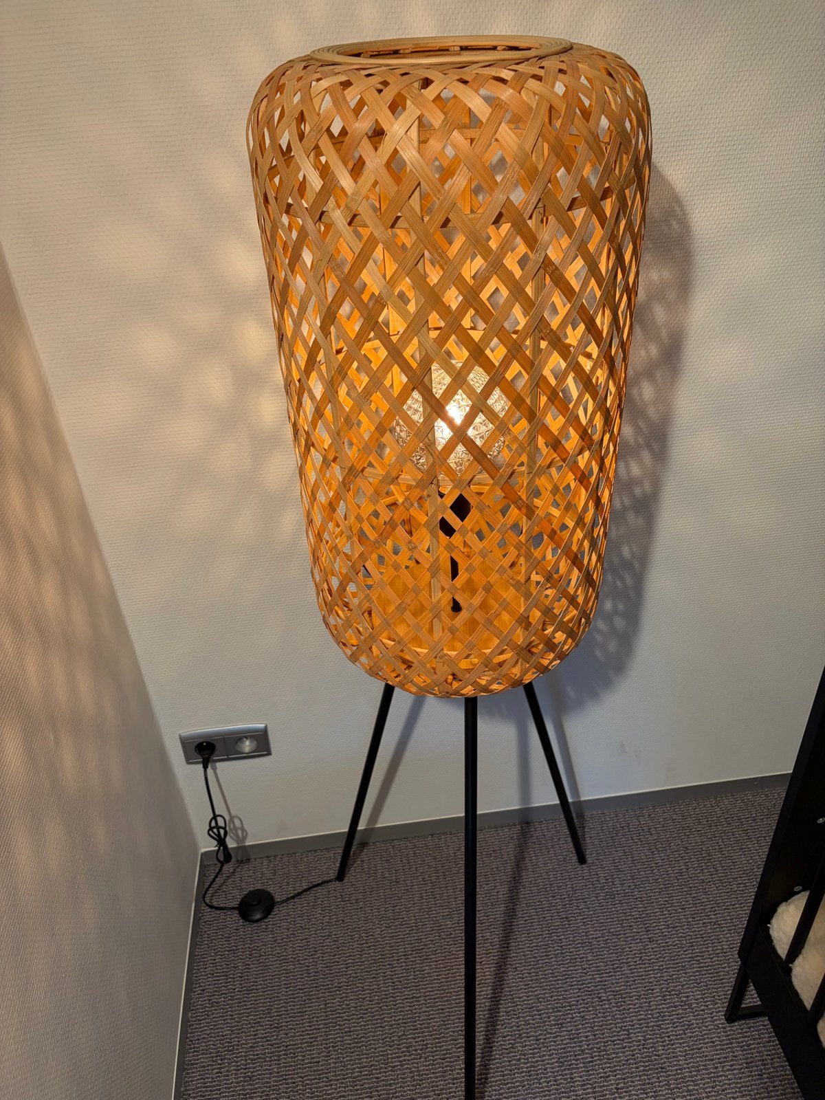 Mooie bamboe vloerlamp met voetknop, Huis en Inrichting, Lampen | Vloerlampen, Ophalen of Verzenden, Zo goed als nieuw, Hout, 100 tot 150 cm