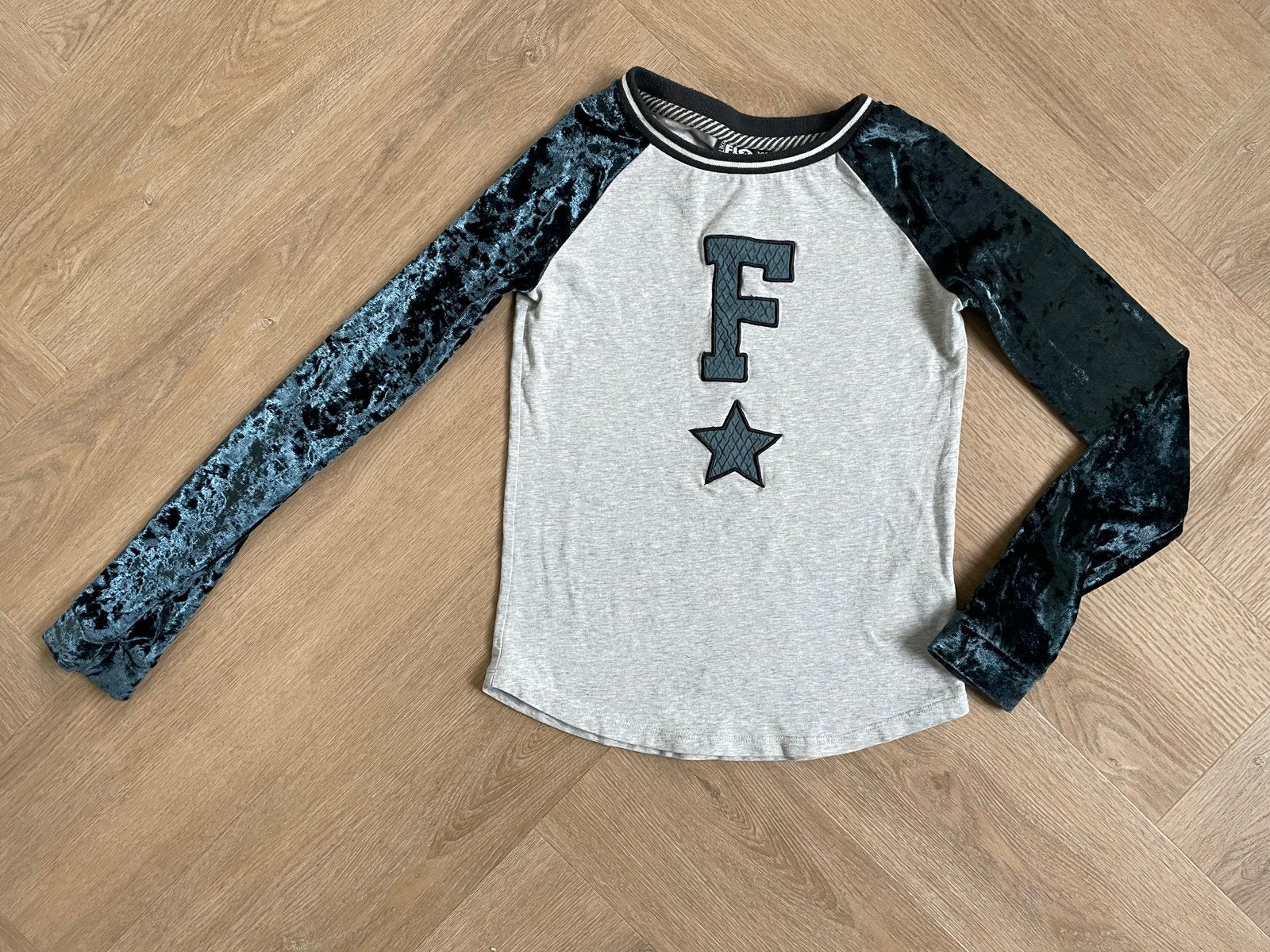 Like Flo mooi truitje met velours mouwen maat 140, Verzenden, Zo goed als nieuw, Meisje, Shirt of Longsleeve