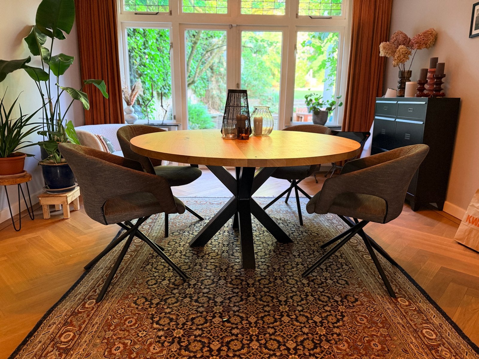Ronde eettafel (150cm) van eikenhout met stalen onderstel, Ophalen, Zo goed als nieuw, Vijf personen of meer, 100 tot 150 cm