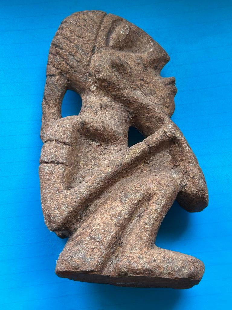 Oude stenen sculptuur van zittende figuur, Overige onderwerpen, Ophalen of Verzenden, Handgemaakt, 20 - 50 cm