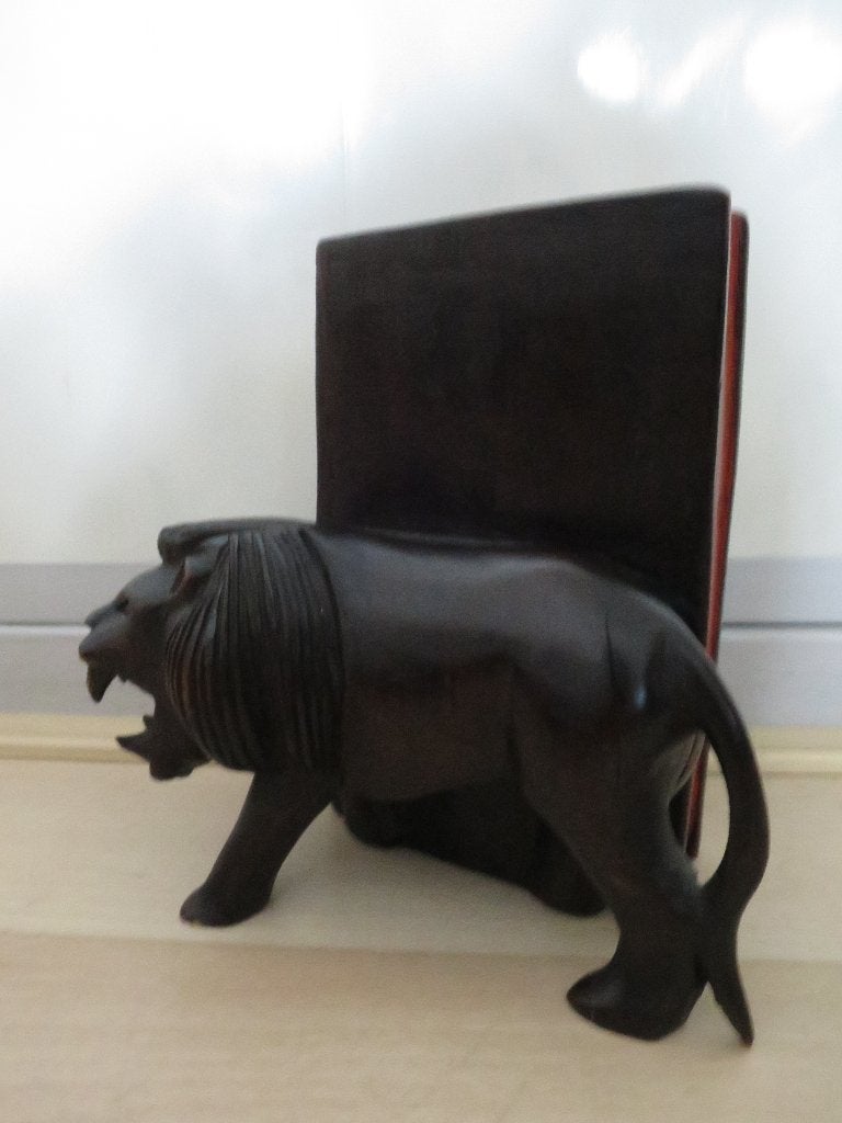 mooi uit hout gesneden leeuw beeld als boekensteun 17/15 cm, Ophalen of Verzenden