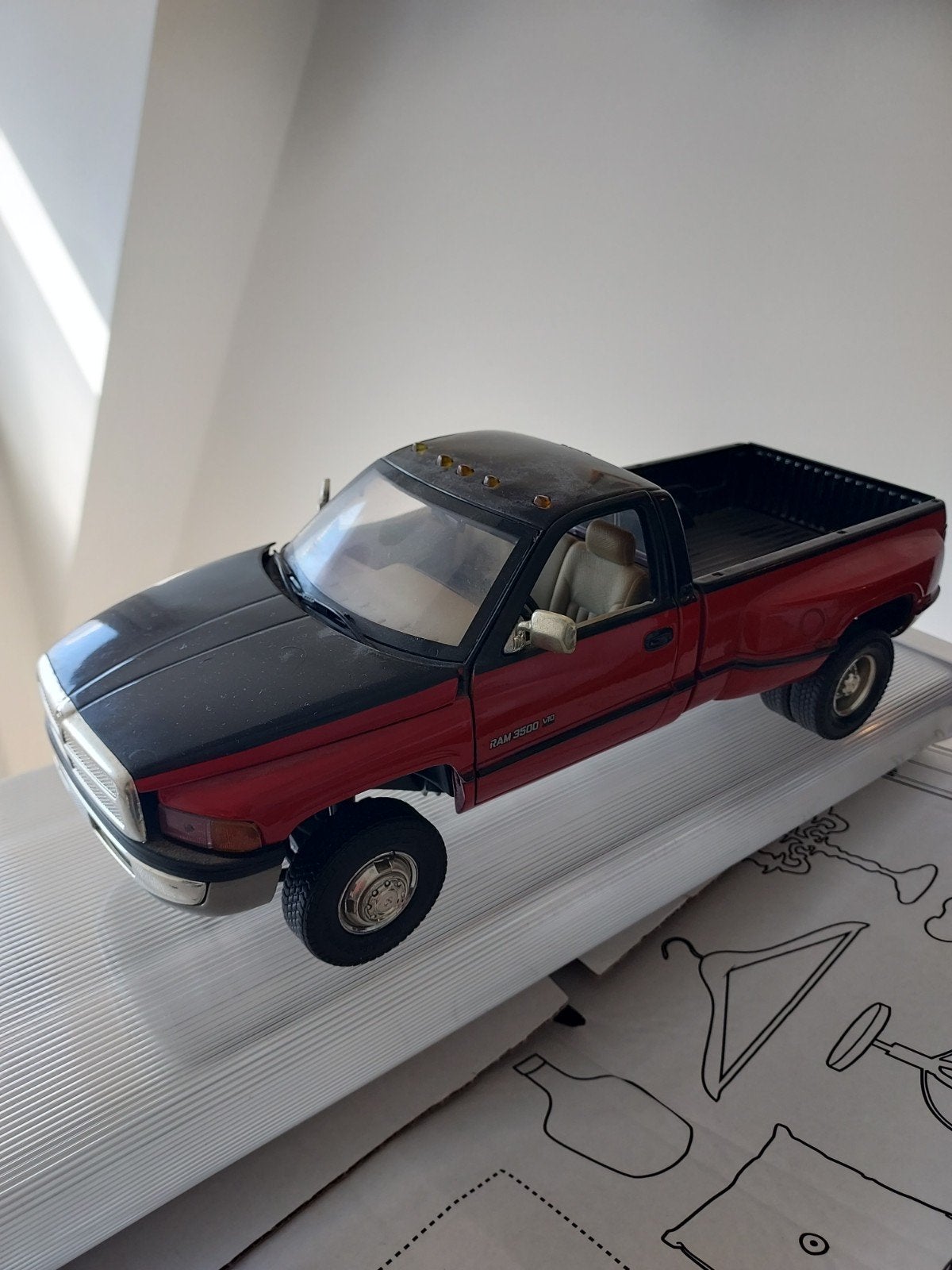 Dodge Ram 3500 Dually Modelauto - Rood/Zwart, Overige merken, Gebruikt, 1:32 tot 1:50, Ophalen of Verzenden
