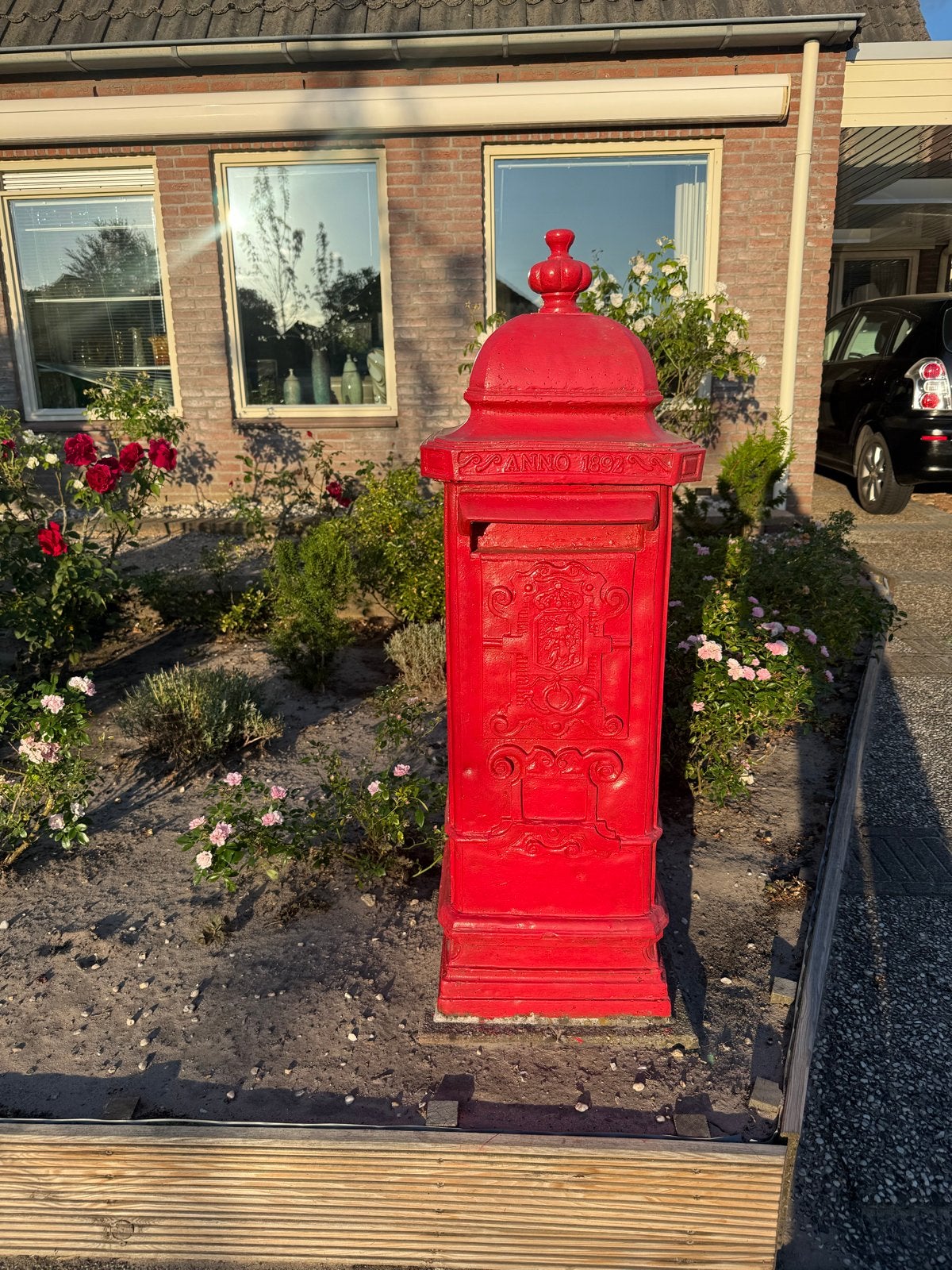Antieke gietijzeren brievenbus, Ophalen
