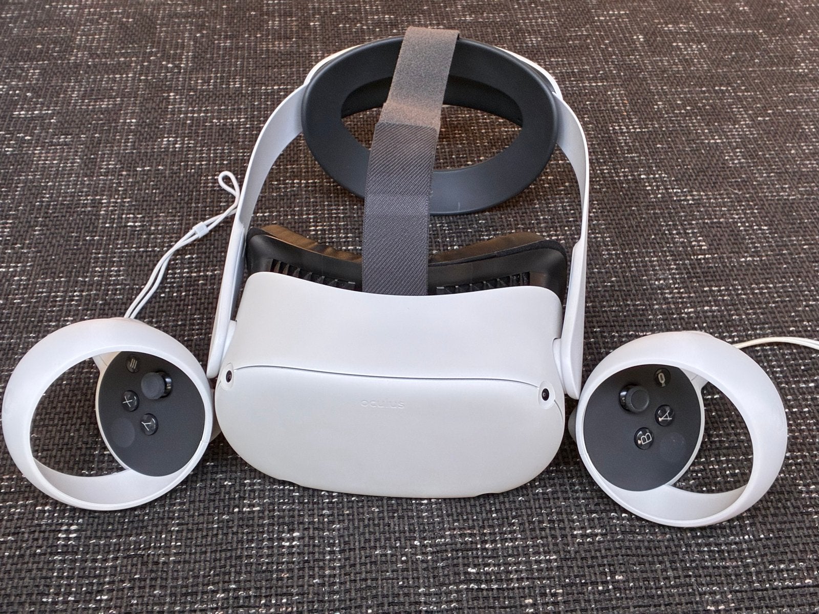 Oculus Quest 2 VR-headset met controllers en accessoires, Spelcomputers en Games, Virtual Reality, Ophalen of Verzenden, Zo goed als nieuw