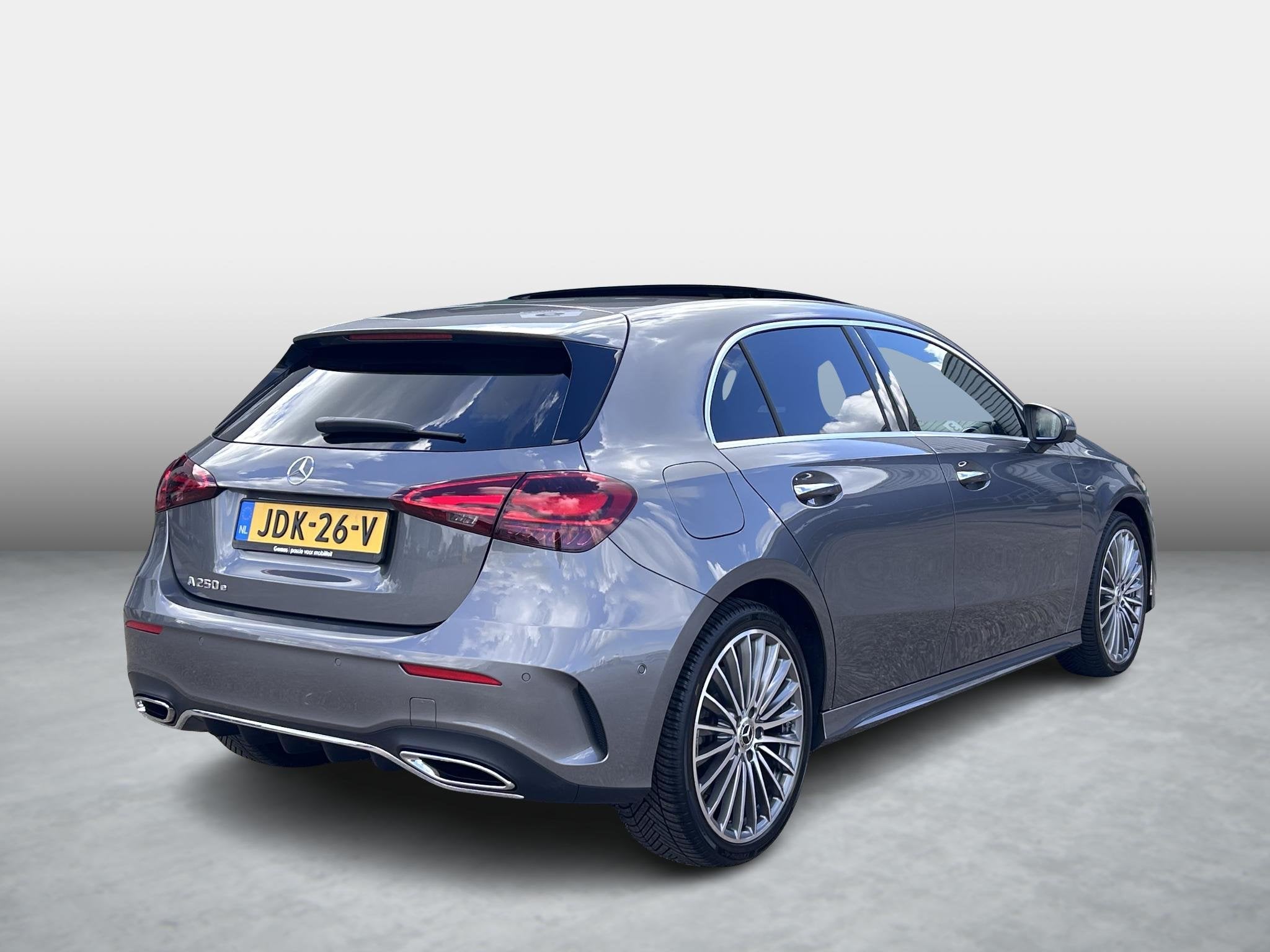 Mercedes-Benz A-klasse 250 e Business Solution AMG | Head up, Auto's, Mercedes-Benz, Gebruikt, 4 cilinders, Bedrijf, Hybride Elektrisch/Benzine