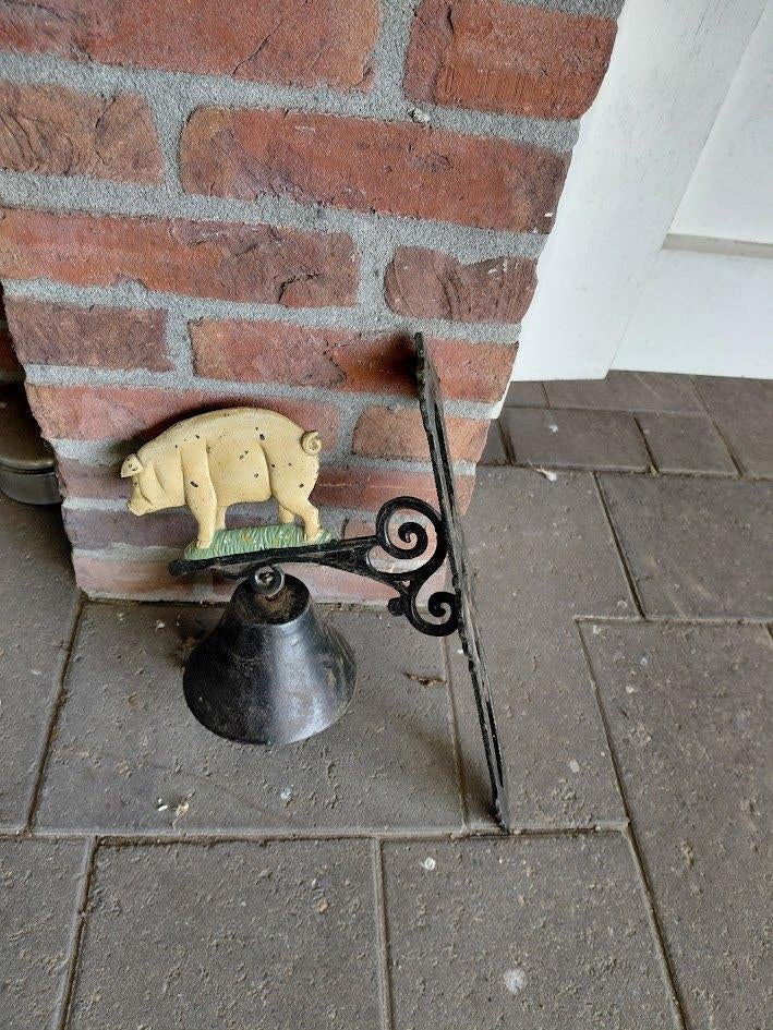 bel gietijzer met varken en een met een koe., Ophalen of Verzenden, Gebruikt