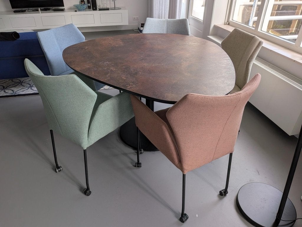 Design eettafel + 5 stoelen met wieltjes | Scandinavisch, Huis en Inrichting, Ophalen, 150 tot 200 cm, Zo goed als nieuw, Vijf personen of meer