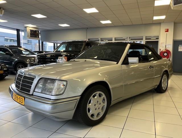 Mercedes-Benz E 320 W124 Cabrio 2e Eigenaar/In Nieuwstaat, Auto's, Mercedes-Benz, Achterwielaandrijving, Gebruikt, Zwart, Cabriolet