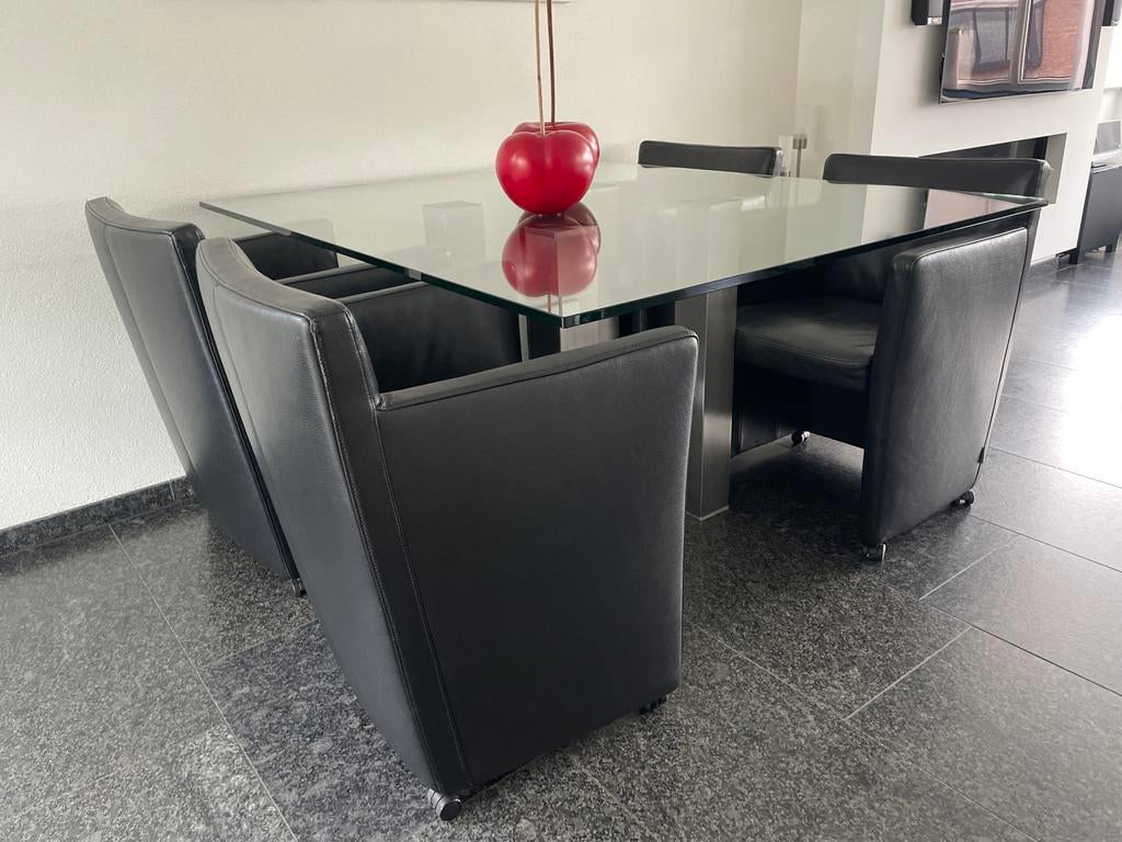 Eettafel met glazen blad en 4 zwarte leren stoelen op wieltj, Ophalen, Gebruikt, 100 tot 150 cm, Vierkant