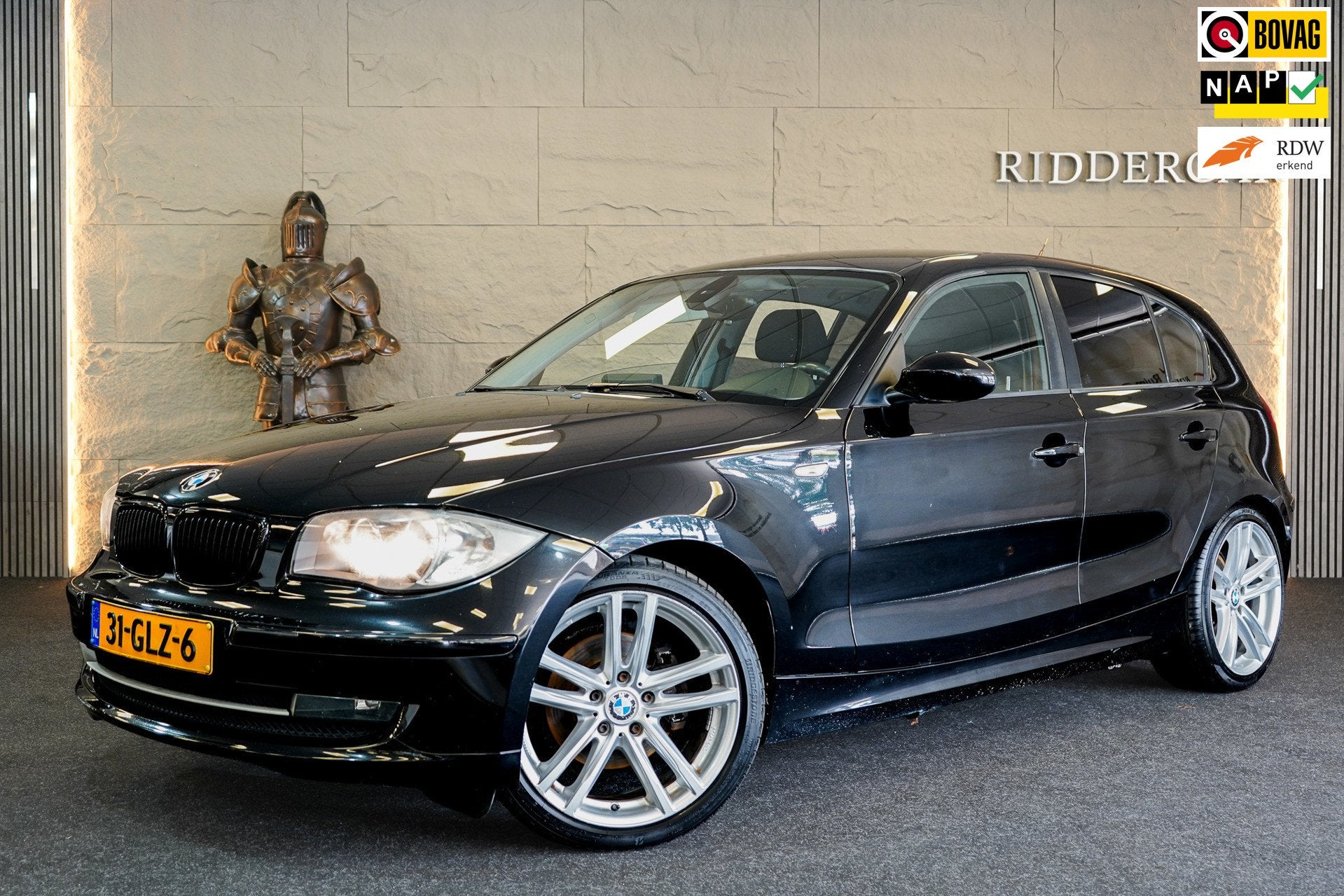 BMW 1-serie 120i Business Line|NAP|CRUISE|AIRCO|VELGEN|, Auto's, 1-Serie, Achterwielaandrijving, 4 cilinders, Zwart