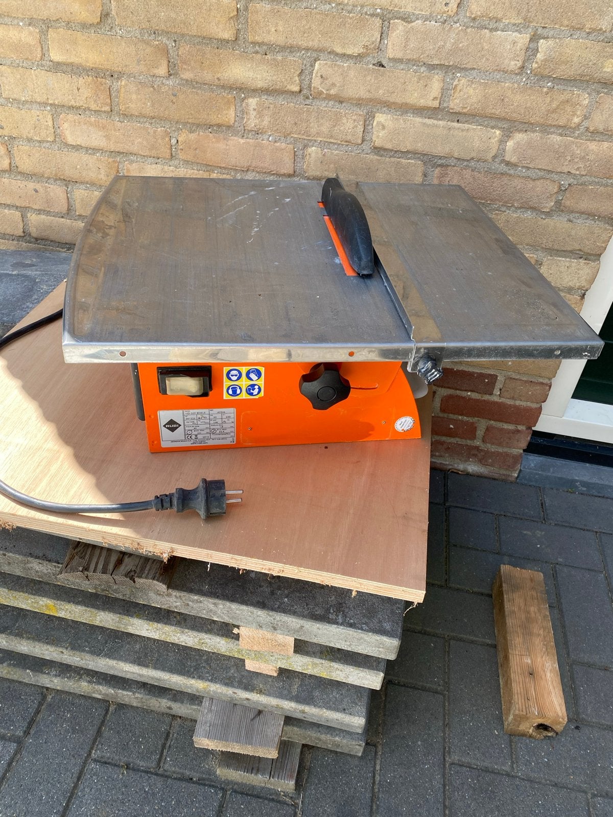 Rubi ND200 tegelzaag machine - Compact en Krachtig, Doe-het-zelf en Verbouw, Ophalen, Gebruikt, Cirkelzaag, 600 tot 1200 watt
