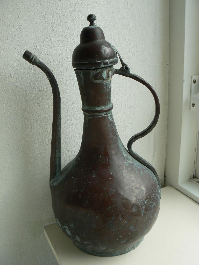 sierlijke grote waterketel of schenk-kan, Midden-Oosten, Ophalen