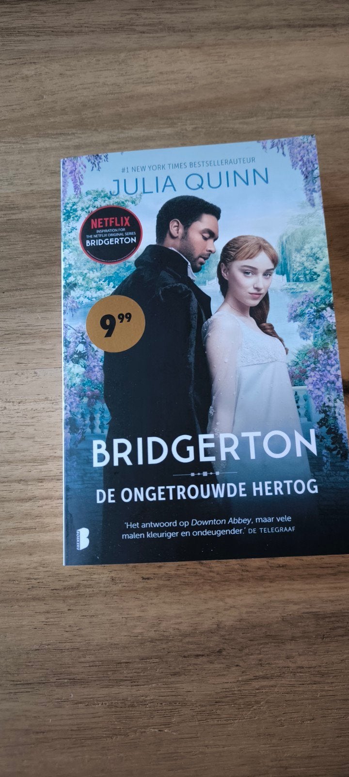 Julia Quinn - De ongetrouwde hertog NETFLIX BRIDGERTON, Boeken, Ophalen of Verzenden, Zo goed als nieuw, Julia Quinn
