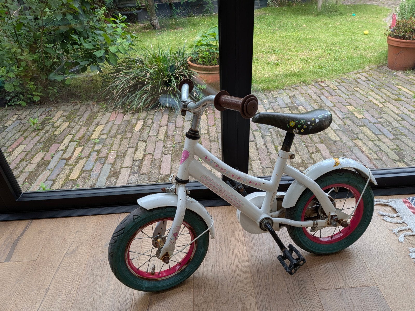 Kinderfietsje wit met roze accenten - Gebruikt, Fietsen en Brommers, Fietsen | Kinderfietsjes, Ophalen of Verzenden, Gebruikt