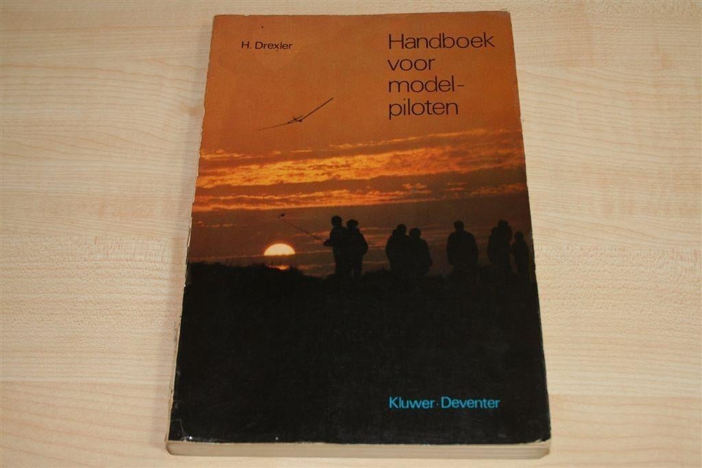 Handboek voor Modelpiloten [1977] — Bouwen & Vliegen, Ophalen of Verzenden, Gelezen, Overige onderwerpen