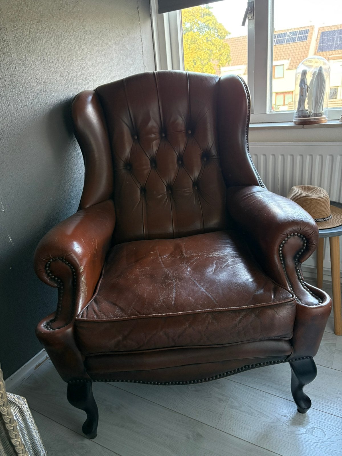 Klassieke Engelse leren oorfauteuil – echt leer, Huis en Inrichting, Ophalen, Zo goed als nieuw, 50 tot 75 cm, Leer