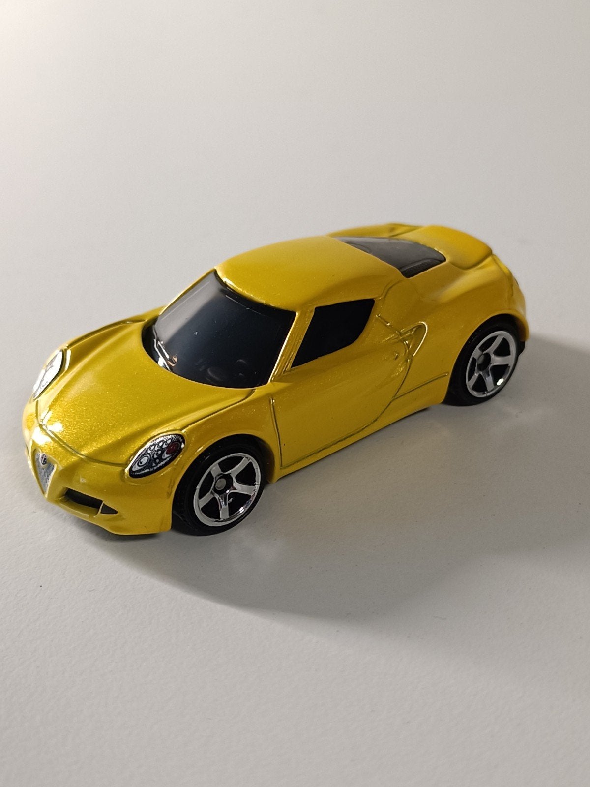 matchbox Alfa Romeo 4C - Geel, Ophalen of Verzenden, Zo goed als nieuw, Overige typen