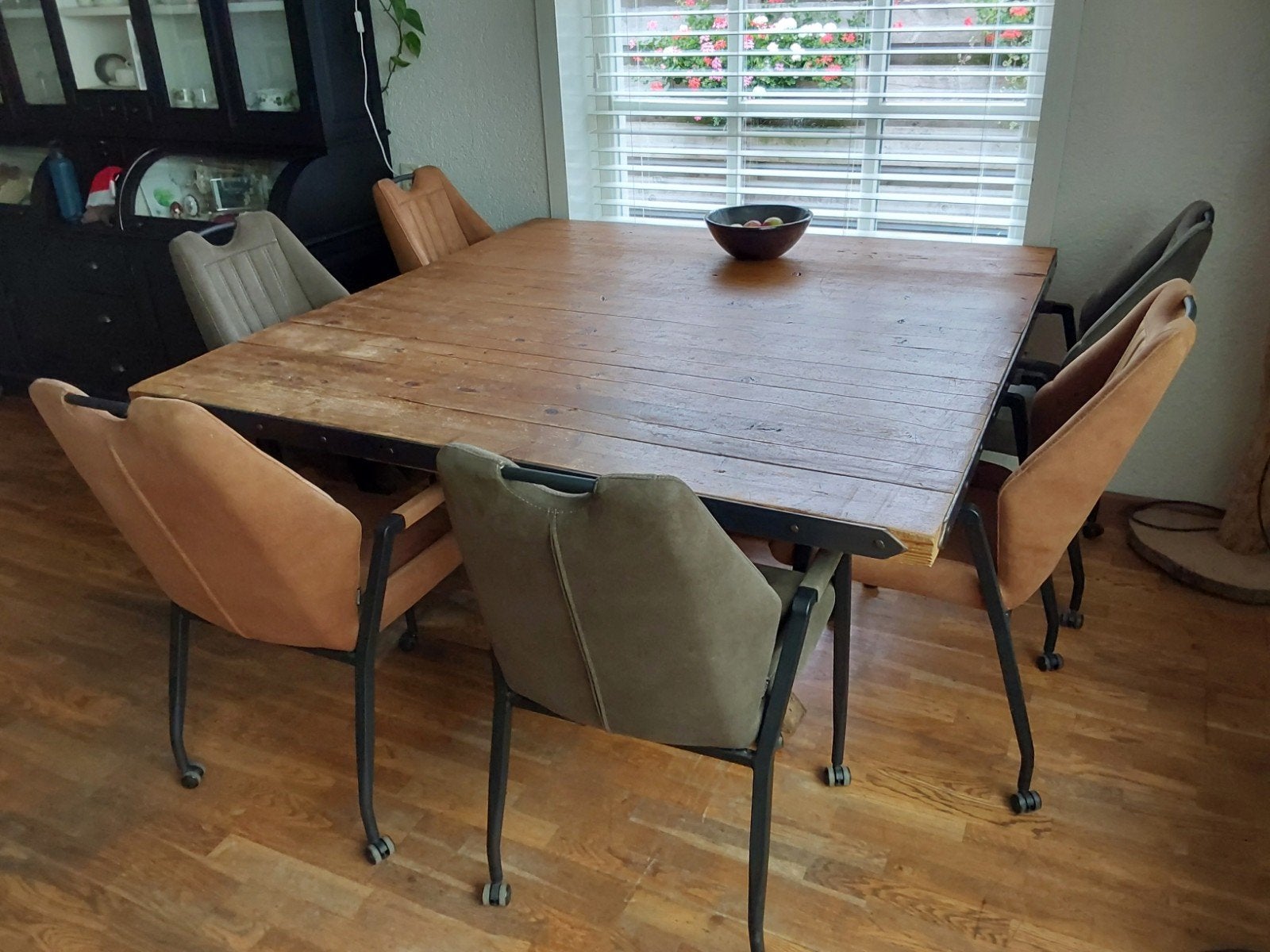 Robuuste houten eettafel met metalen accenten,  vierkant., Gebruikt, Vierkant, Vier personen, Ophalen