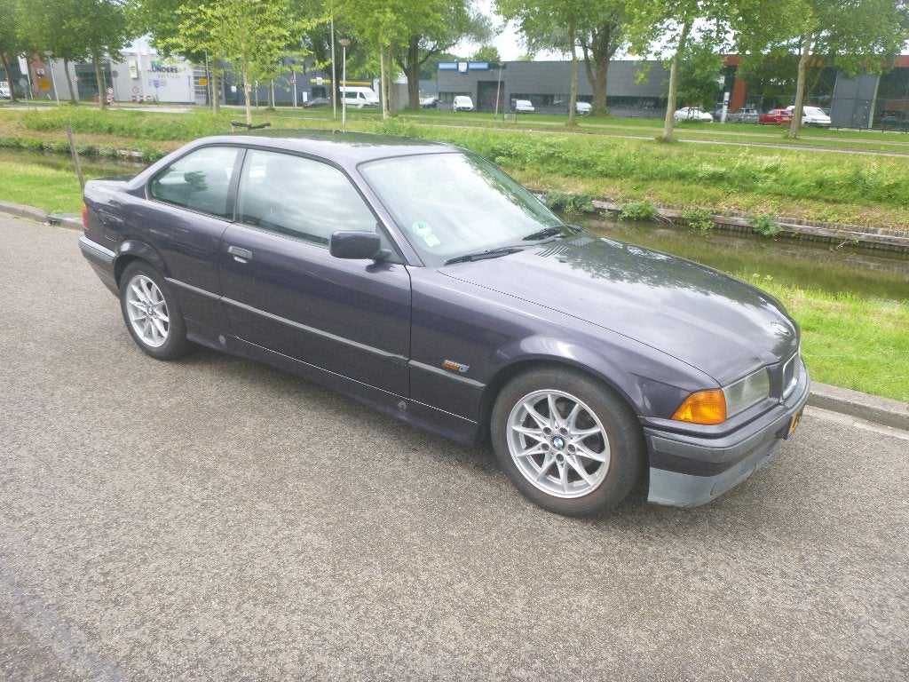 BMW 3-Serie 1.6 I 316 Coupe E2 1996 Zwart, Auto's, BMW, 1596 cc, 4 cilinders, Zwart, Handgeschakeld