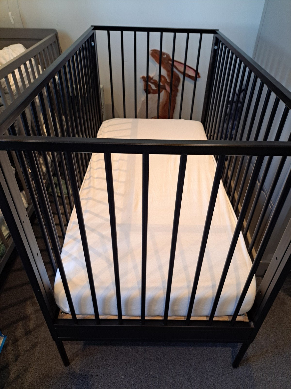 Zwart ledikantje met matras 60x 120- Zo goed als nieuw, Ophalen of Verzenden, Zo goed als nieuw, Minder dan 140 cm, Matras