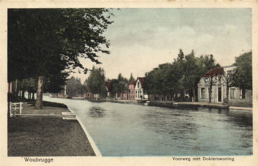 Woubrugge - Voorweg met Dokterswoning - 1917 gelopen, Verzamelen, Ansichtkaarten | Nederland, Verzenden, Voor 1920, Gelopen, Zuid-Holland
