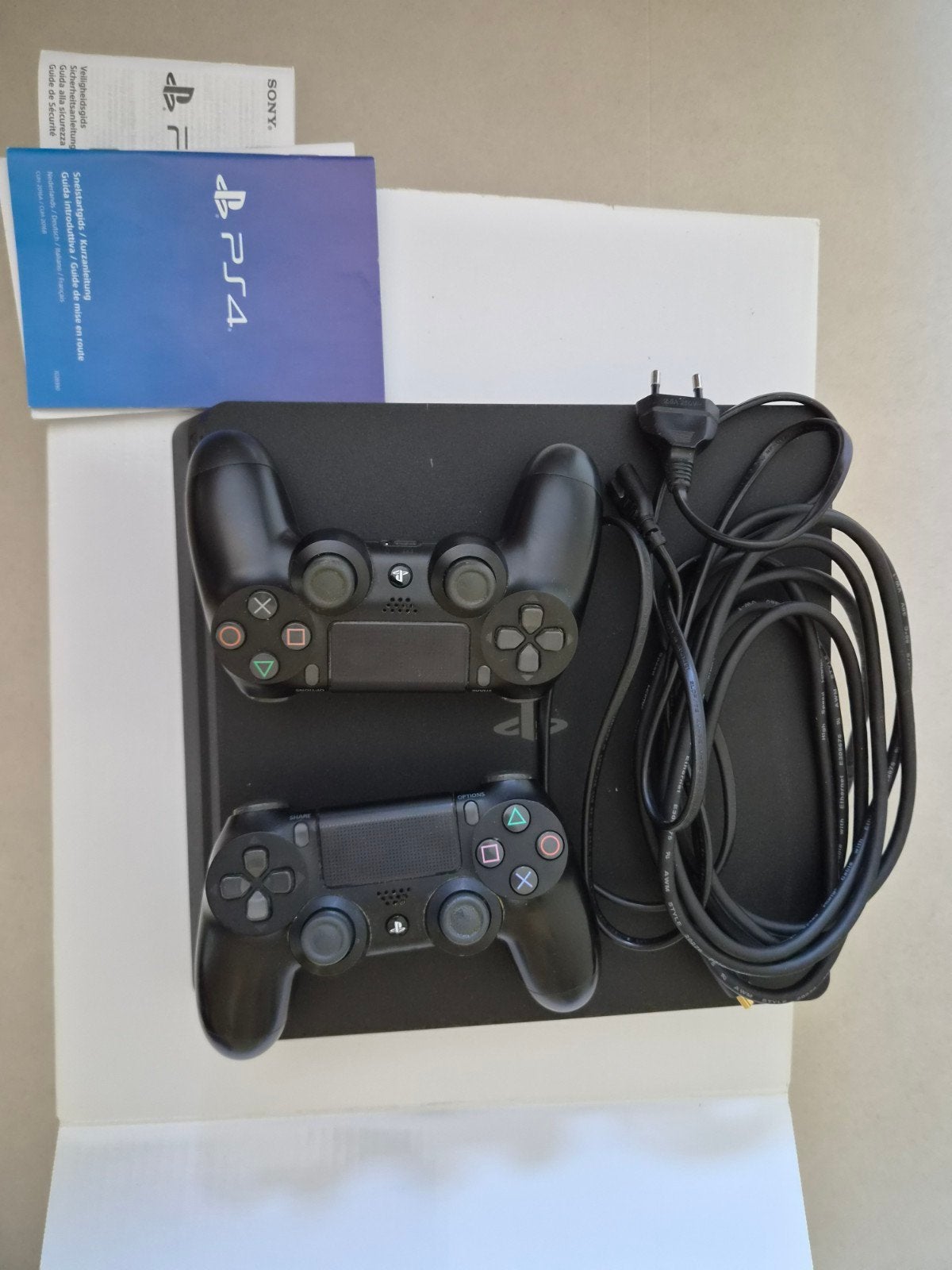 PlayStation 4 met 2 controllers, snoeren en 6 spellen, Ophalen, Gebruikt