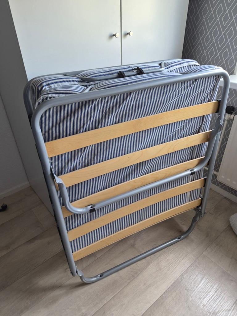 Opklapbed logeerbed met matras - Handig en compact, Huis en Inrichting, Slaapkamer | Bedden, Ophalen, Eenpersoons, 190 cm of minder