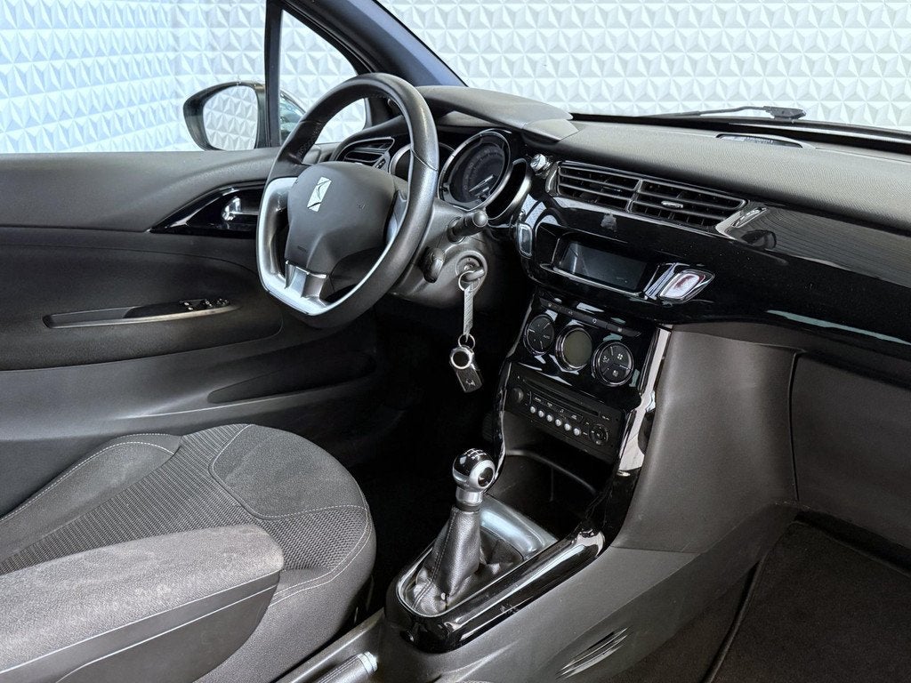 Citroen DS3 1.6 So Chic in Black CLIMA Cruise / 143.000km (2, Voorwielaandrijving, Euro 5, Stof, Zwart