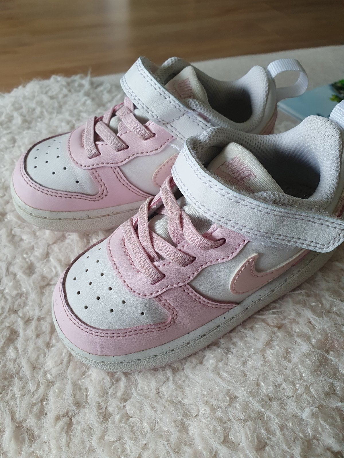 Roze/witte Nike kinderschoenen maat 23 zgan, Jongen of Meisje, Schoenen, Ophalen of Verzenden, Zo goed als nieuw