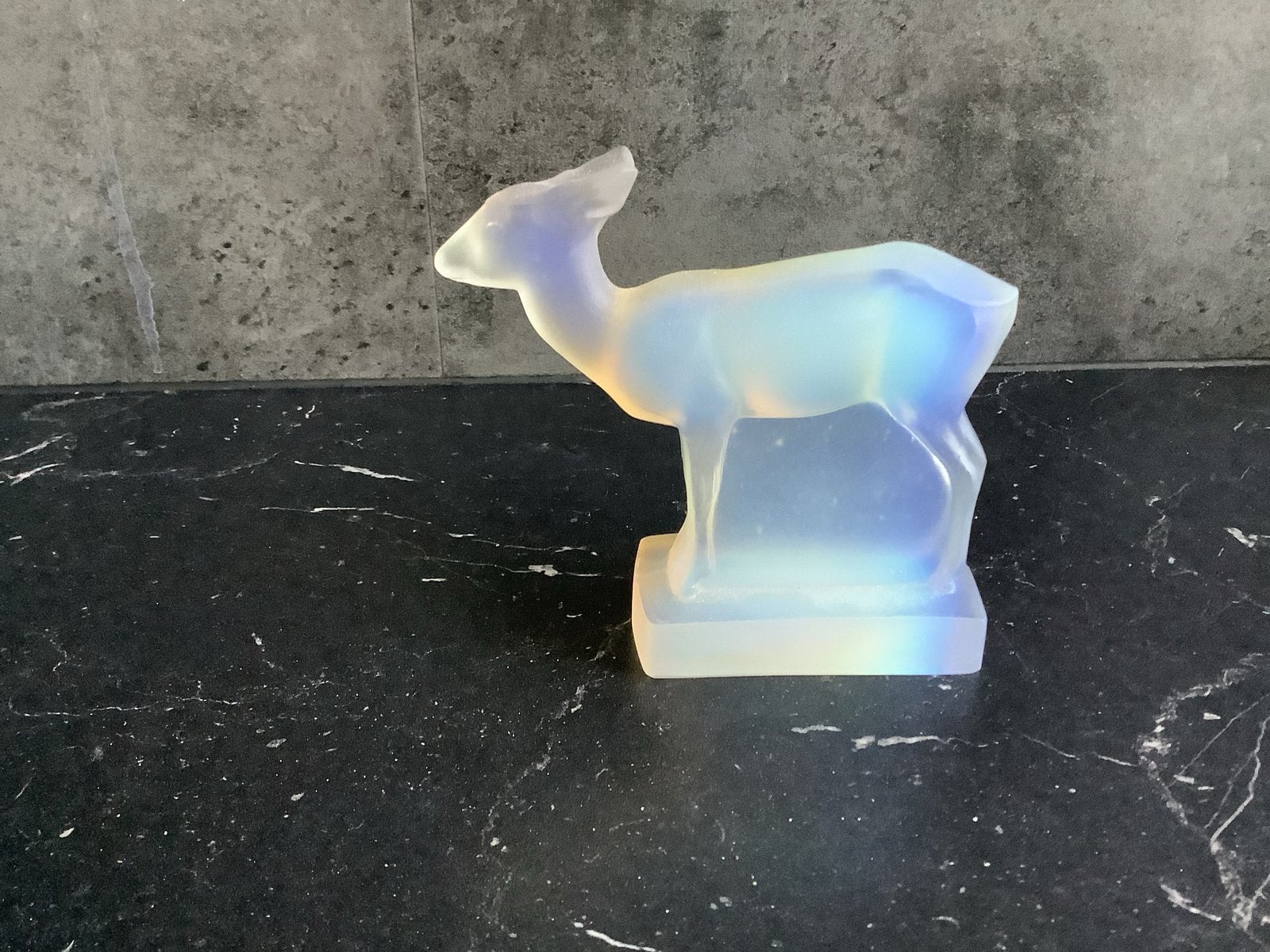 Opaline glazen ree beeldje - Art Deco stijl, Ophalen of Verzenden