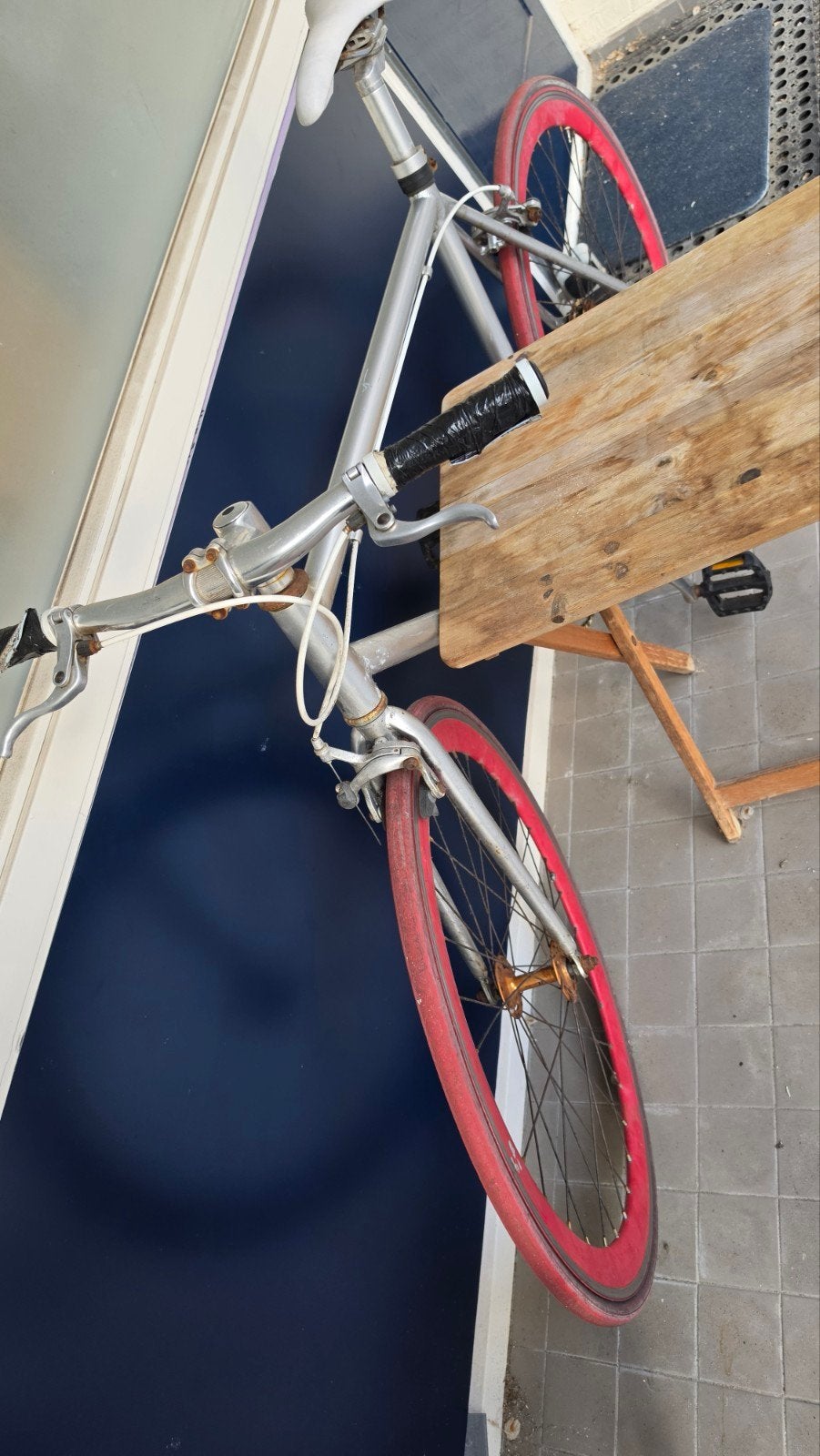 no gear fiets met rode banden, Fietsen en Brommers, Fietsen | Heren | Herenfietsen, Gebruikt, Velgrem, Versnellingen, 53 tot 57 cm