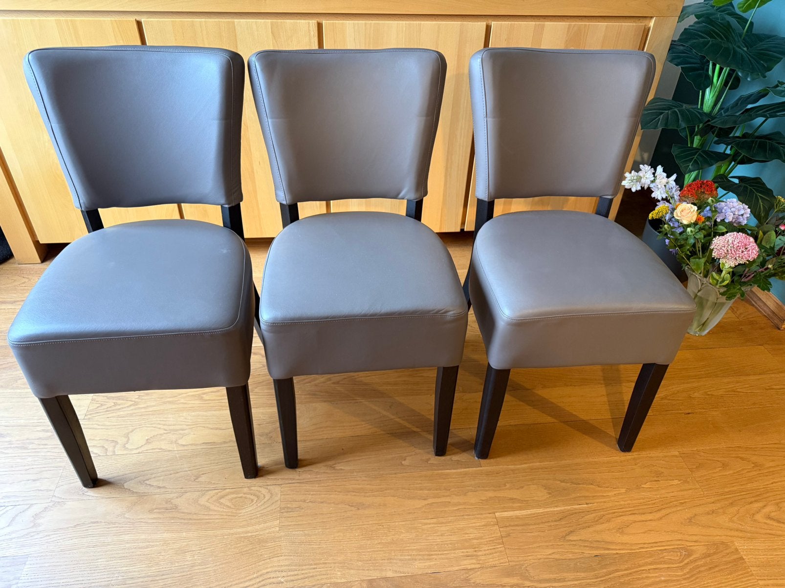Prachtige set van 3 Zen Lifestyle stoelen zo goed als nieuw!, Huis en Inrichting, Stoelen, Ophalen, Zo goed als nieuw, Grijs, Leer