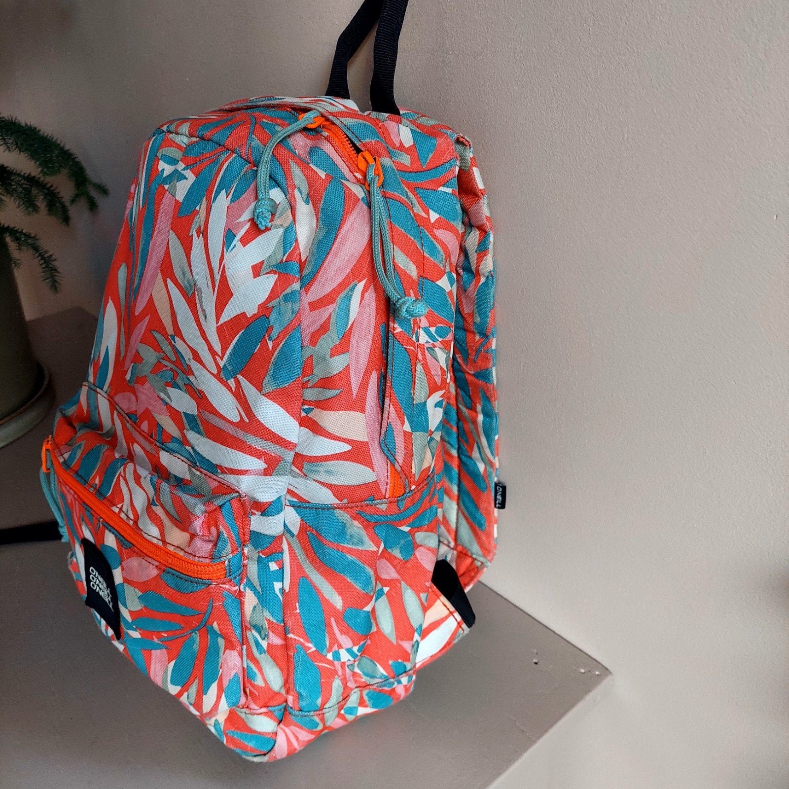 O'Neill Rugtas Koraalrood Mintgroen Wit Bladprint, Overige merken, 25 tot 40 cm, Ophalen of Verzenden, Zo goed als nieuw