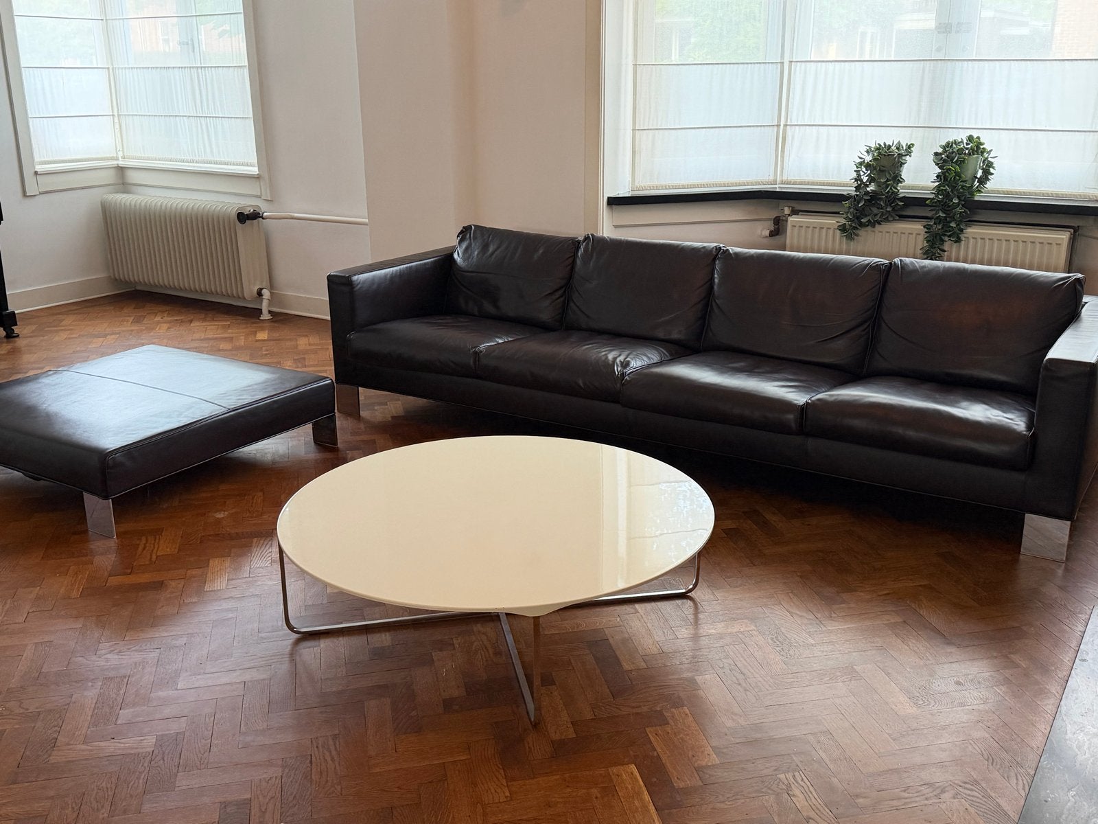 Minotti Pollock bank en poef - Donkerbruin leer, Ophalen, 250 tot 300 cm, Zo goed als nieuw, Rechte bank
