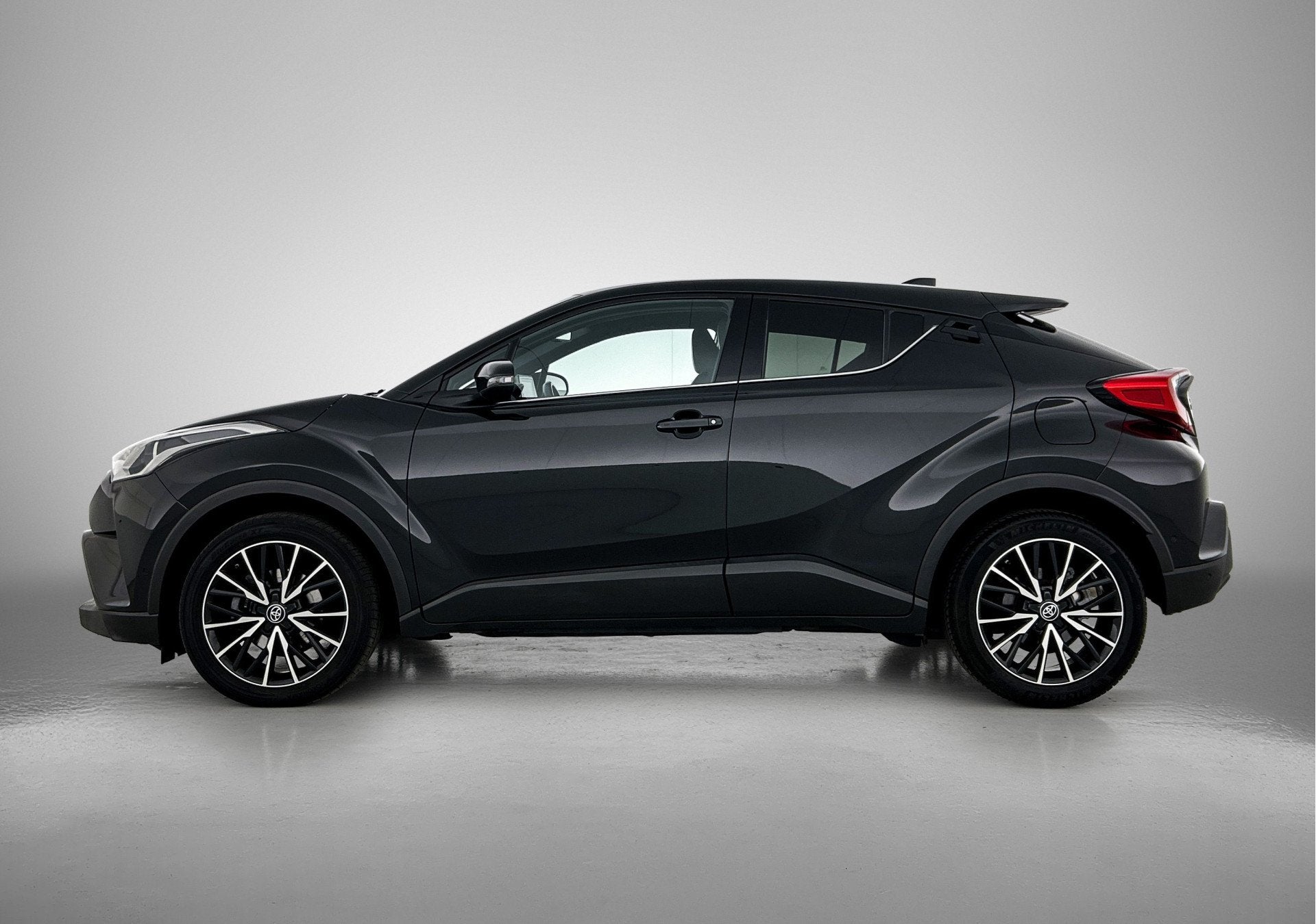 Toyota C-HR 1.2 Executive | Trekhaak - 1300KG trekgewicht! |, Auto's, Voorwielaandrijving, Gebruikt, Zwart, Origineel Nederlands