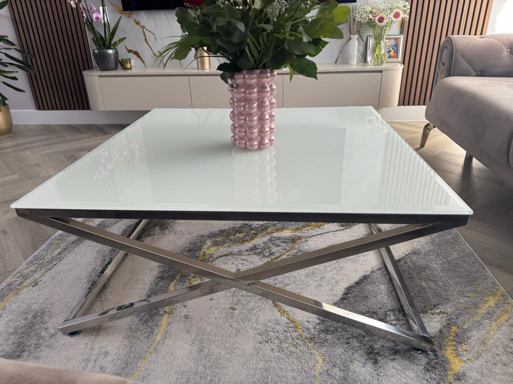 Moderne salontafel met glazen blad en metalen onderstel, Huis en Inrichting, Ophalen, 100 tot 150 cm, Vierkant, 50 tot 100 cm