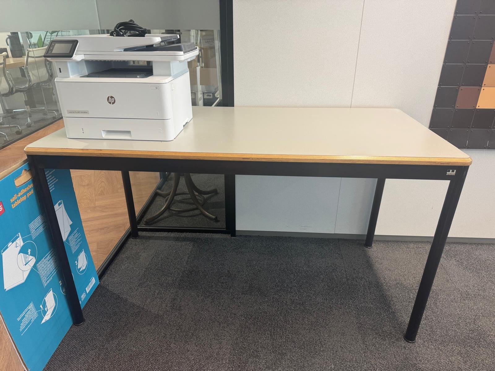 Kantoortafel (Eromes), Ophalen, Gebruikt, Spaanplaat of MDF, Grijs