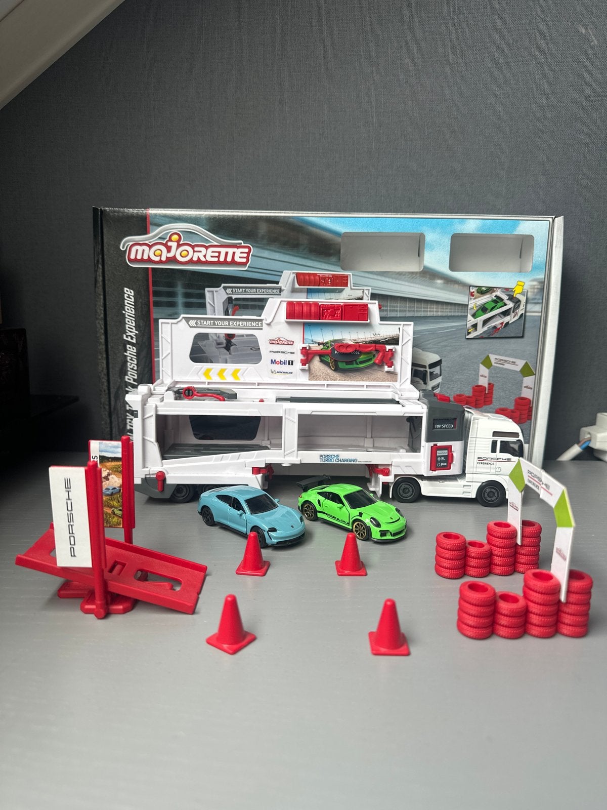 Majorette Porsche Experience Truck met 2 auto's en accessoir, Nieuw, Ophalen, Overige merken, Groter dan 1:32