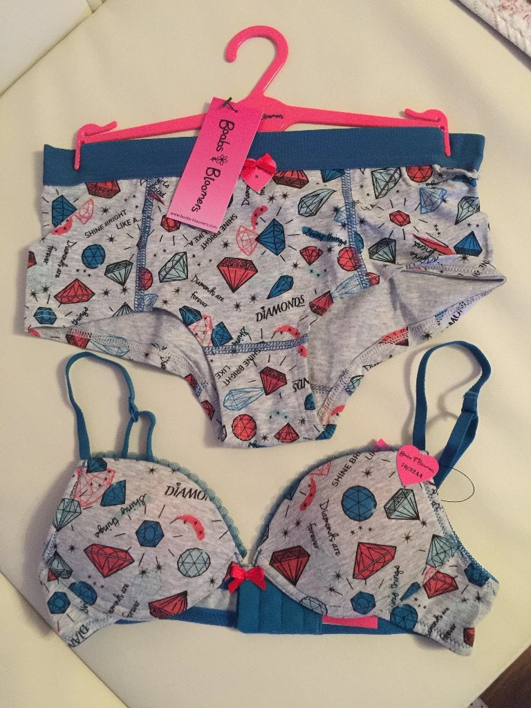 Boobs & Bloomers grijse set diamant Soft BH 70AA + boxer S, Nacht- of Onderkleding, Meisje, Nieuw, Ophalen of Verzenden