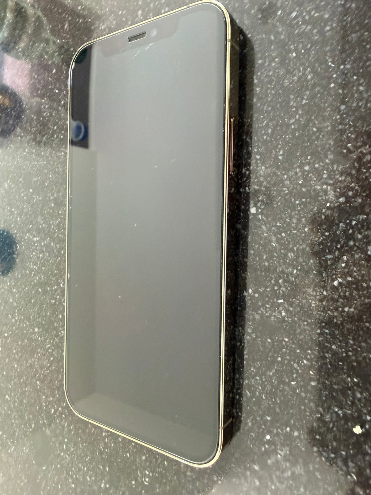 Foto 2 van Apple iPhone 12 Pro Gold, 128GB met hoesjes, kabel en lader