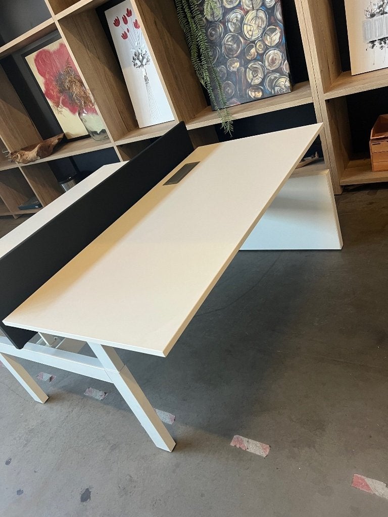 Foto 10 van Ahrend duo-bureau met slinger/kabelgoot 275€/st, 80st
