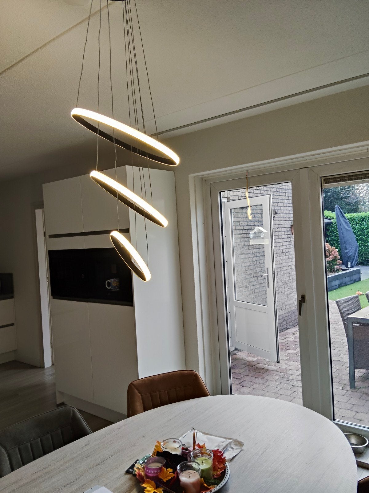 Foto 3 van Moderne LED Hanglamp met 3 Ringen - Zwart