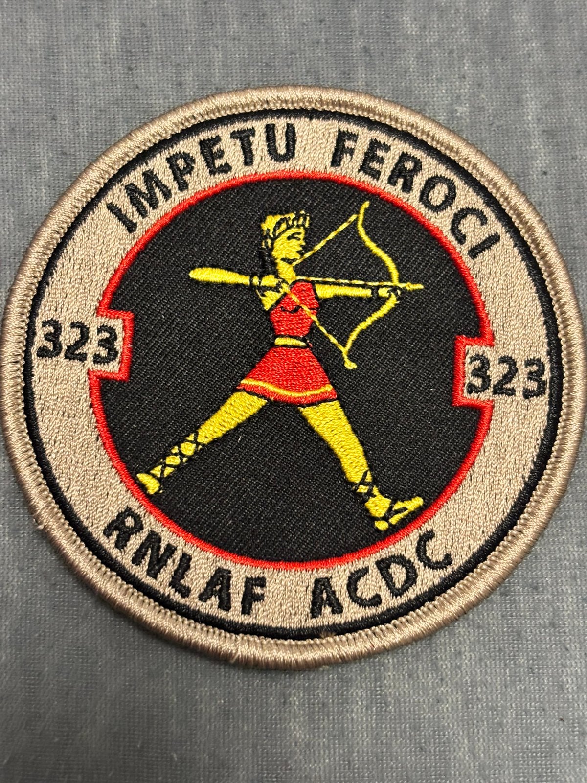 Embleem 323 SQN RNLAF ACDC rode uitvoering, Verzamelen, Verzenden, Luchtmacht, Nederland, Embleem of Badge
