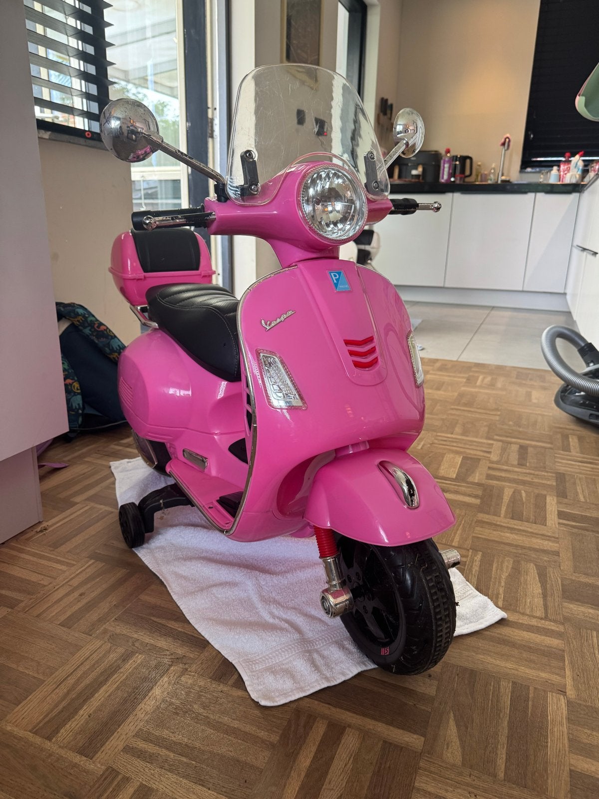 Leuke roze Vespa speelgoed scooter voor kinderen, Ophalen, Gebruikt