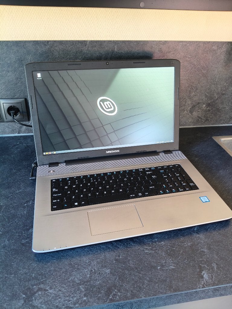 Medion 17,3 inch laptop | Intel i5 | 8GB RAM | Linux Mint, Computers en Software, Ophalen, 2 tot 3 Ghz, Medion, Zo goed als nieuw