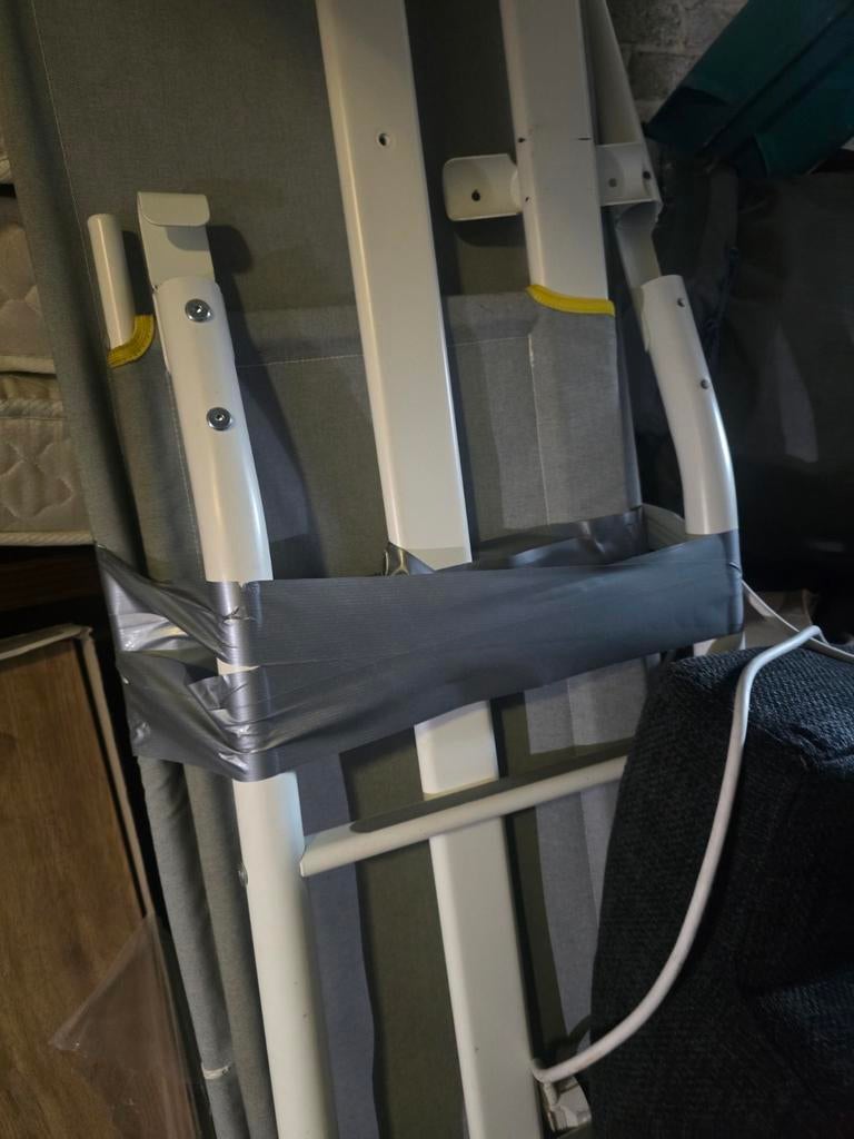 Metalen bed + matras (goede staat) – GRATIS af te halen, Gebruikt, Eenpersoons, Wit, Praktisch en functioneel