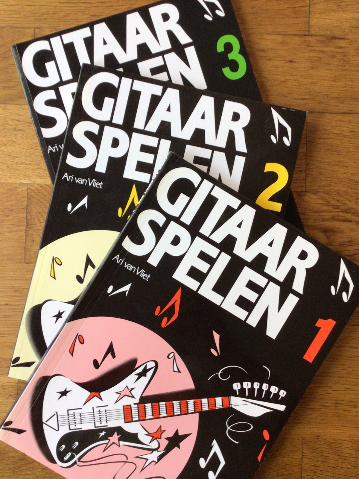 Ari van Vliet, Gitaar spelen, delen 1, 2, 3. Complete cursus, Ophalen of Verzenden, Zo goed als nieuw, Les of Cursus, Gitaar