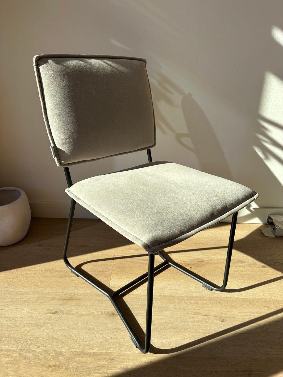 Eetkamerstoelen (4) Troubadour Velvet Lichtgrijs Zwart Frame, Huis en Inrichting, Stoelen, Ophalen, Zo goed als nieuw, Vier, Stof