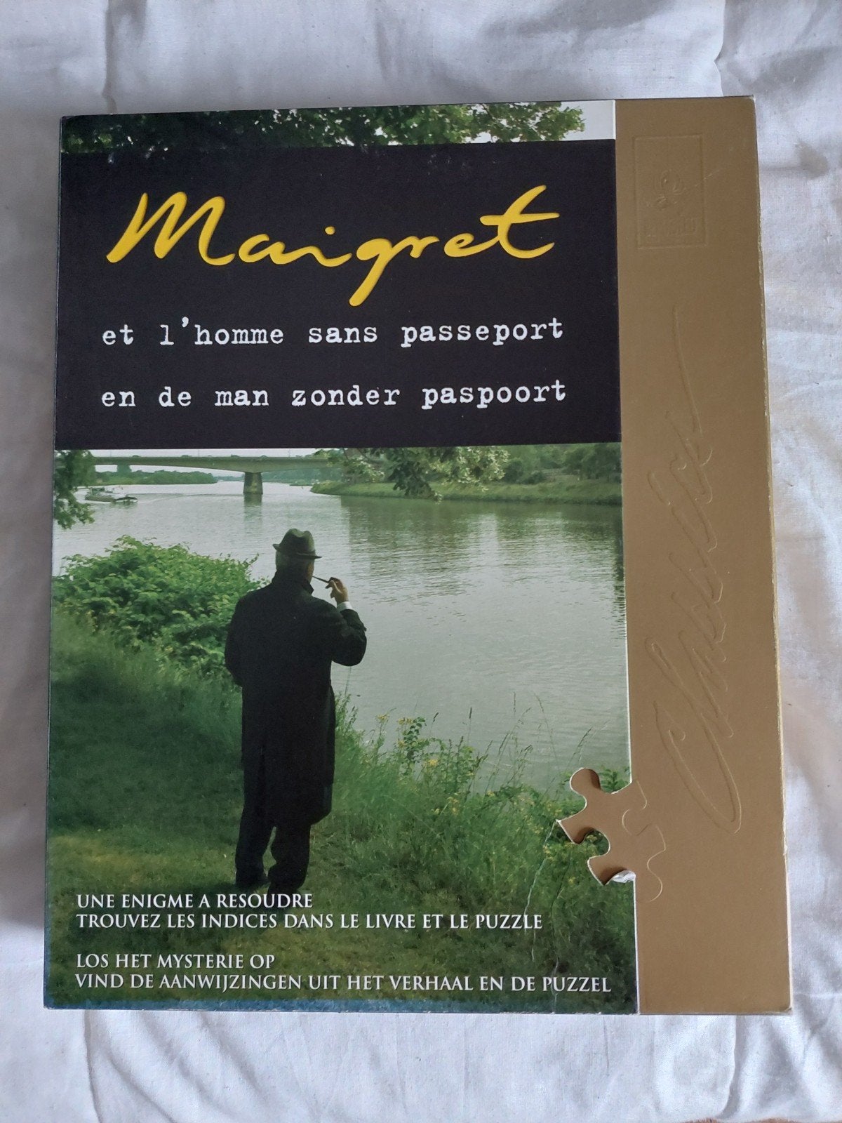 Maigret: De man zonder paspoort - Puzzel & Boek, Ophalen of Verzenden, Minder dan 500 stukjes, Zo goed als nieuw, Legpuzzel