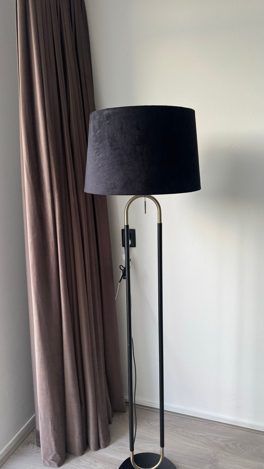 vloerlamp met zwarte kap en gouden accenten van westwing, Ophalen of Verzenden, Nieuw, Metaal, 150 tot 200 cm